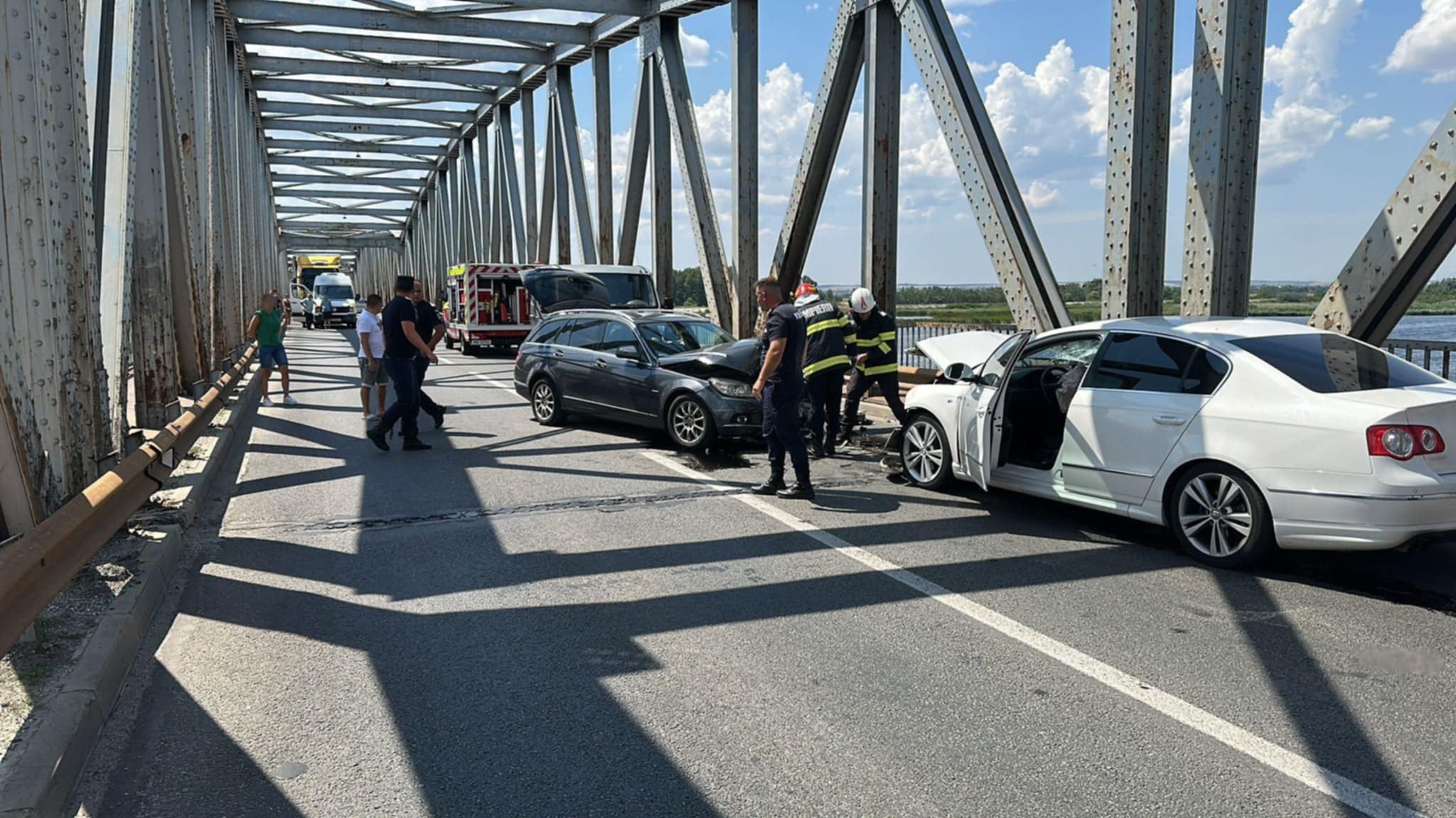 Accident rutier pe podul Olt din Slatina, cu două autoturisme implicate Accident rutier pe podul Olt din Slatina, cu două autoturisme implicate