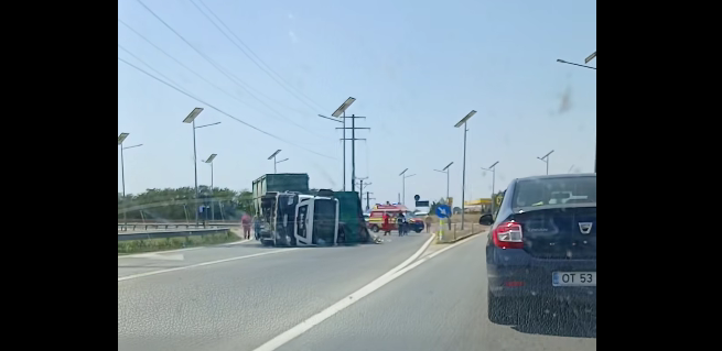 O maşină de la Salubris, încărcată cu gunoi, s-a răsturnat la ieşirea din Caracal, în sensul giratoriu VO6G O maşină de la Salubris, încărcată cu gunoi, s-a răsturnat la ieşirea din Caracal, în sensul giratoriu VO6G