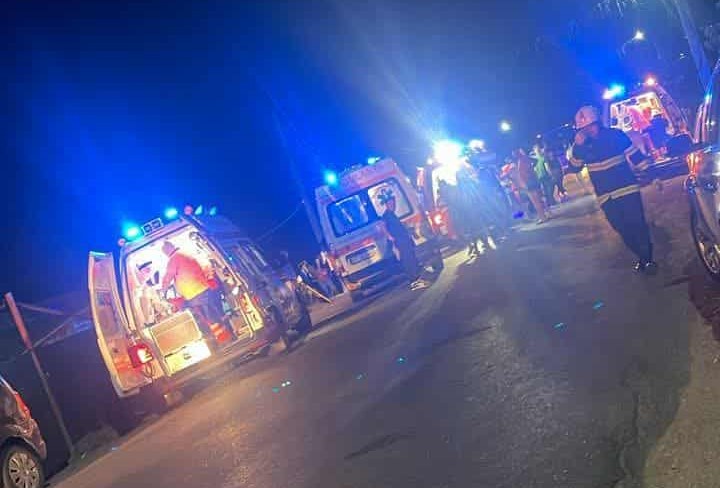 Accident grav în Piatra-Olt. Un tânăr a intrat cu maşina în terasa unui bar. 9 persoane rănite