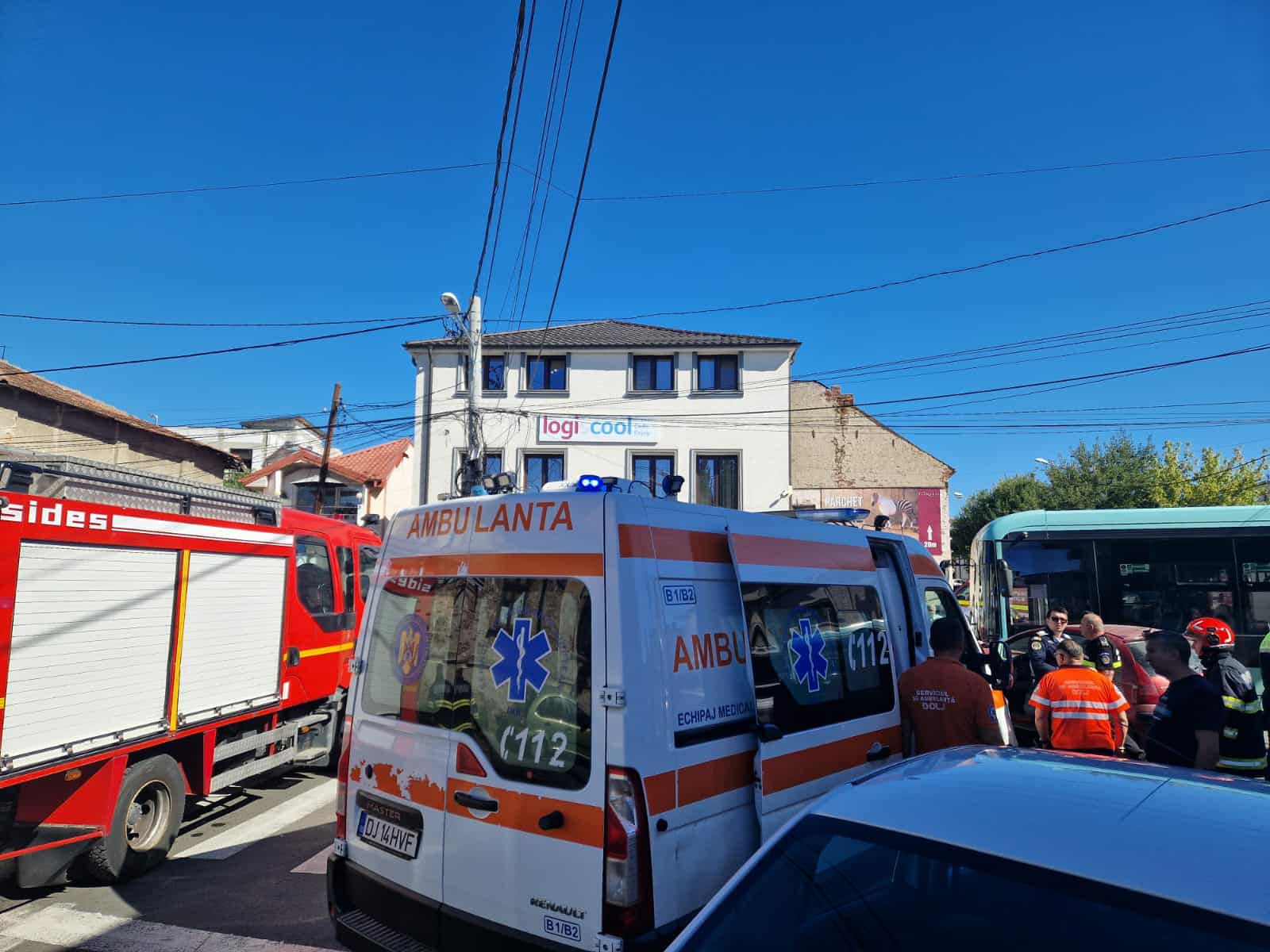 Accident grav în Craiova. Persoană inconştientă, după coliziunea între un autobuz şi un autoturism Accident grav în Craiova. Persoană inconştientă, după coliziunea între un autobuz şi un autoturism