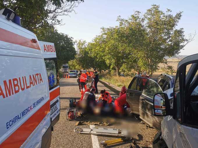 Trei persoane şi-au pierdut viaţa, după impactul între un microbuz şi un autoturism, în judeţul Botoşani