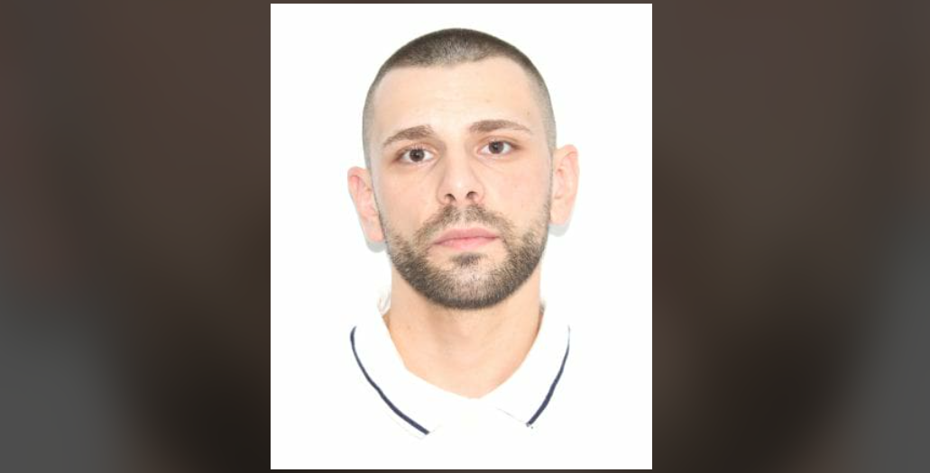 Un tânăr, din Craiova, a evadat din arestul la domiciliu. Cine îl vede este rugat să sune la 112 Un tânăr, din Craiova, a evadat din arestul la domiciliu. Cine îl vede este rugat să sune la 112