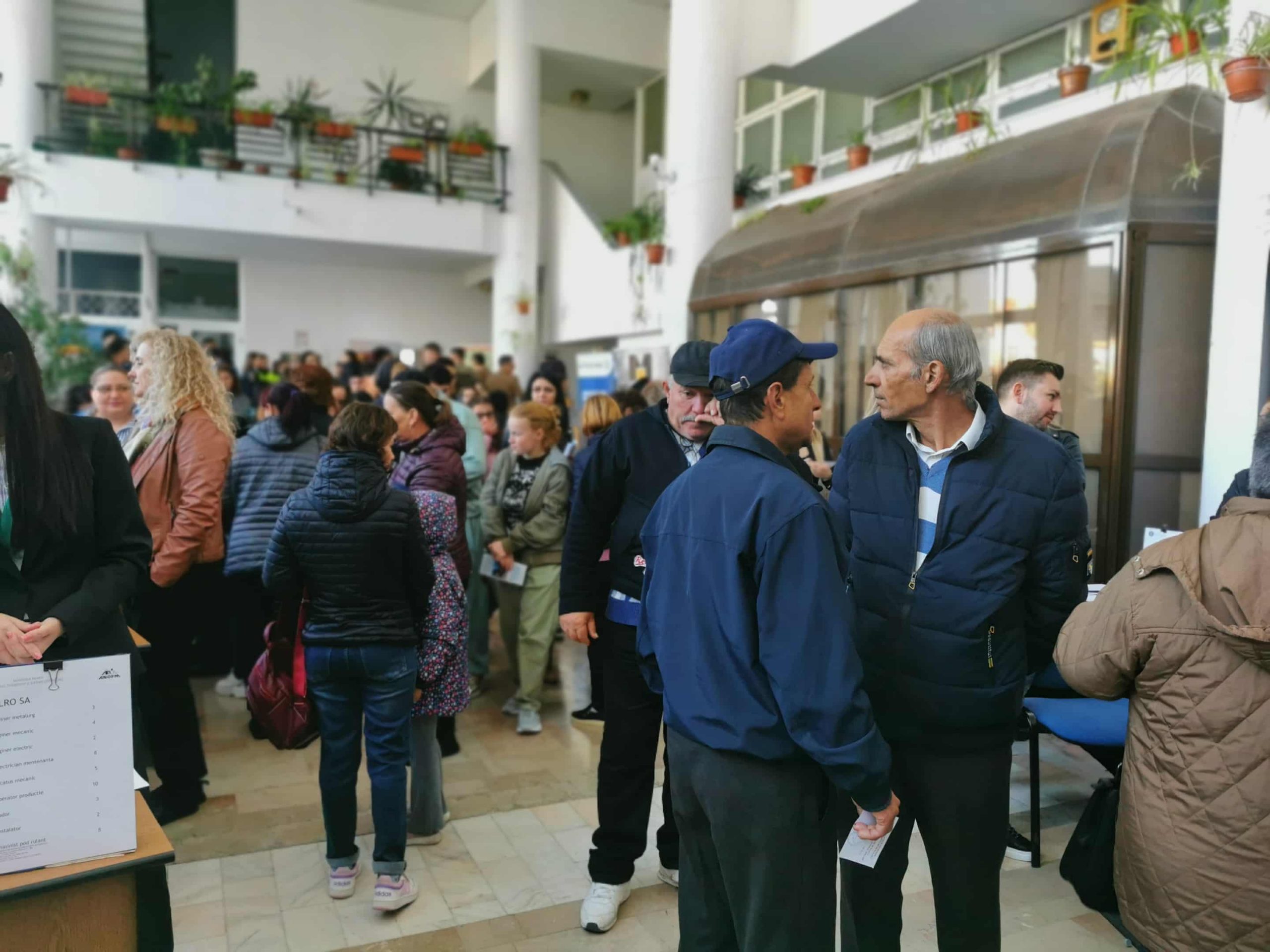 FOTO. Bursa pentru absolvenţi, din Olt, oportunitate pentru beneficiarii de ajutor social de a face dovada că şi-au căutat o slujbă