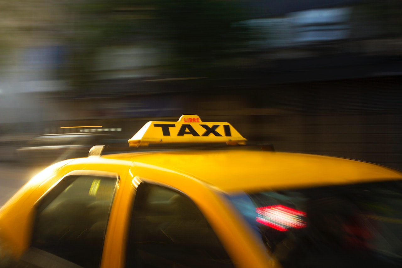 Taximetrist găsit înjunghiat la Mioveni. Suspectul, un tânăr de 21 de ani, în custodia poliţiştilor Taximetrist găsit înjunghiat la Mioveni. Suspectul, un tânăr de 21 de ani, în custodia poliţiştilor