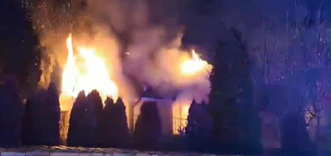VIDEO. Incendiu violent noaptea trecută în Găneasa. O locuinţă a fost distrusă, de la jarul căzut din sobă
