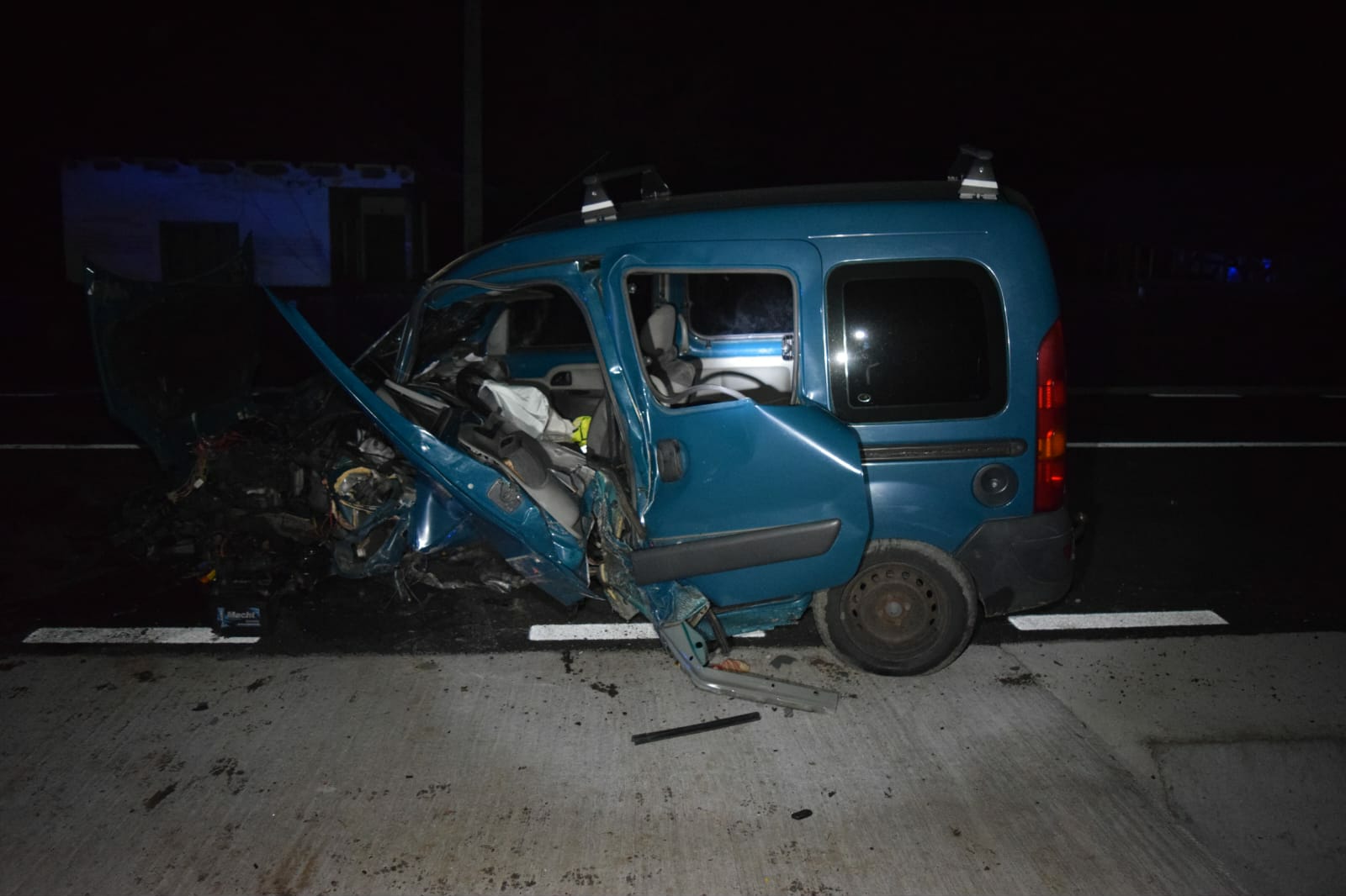 Un tânăr, de 17 ani, sub influenţa alcoolului şi fără a deţine permis, rănit grav după ce s-a răsturnat cu maşina