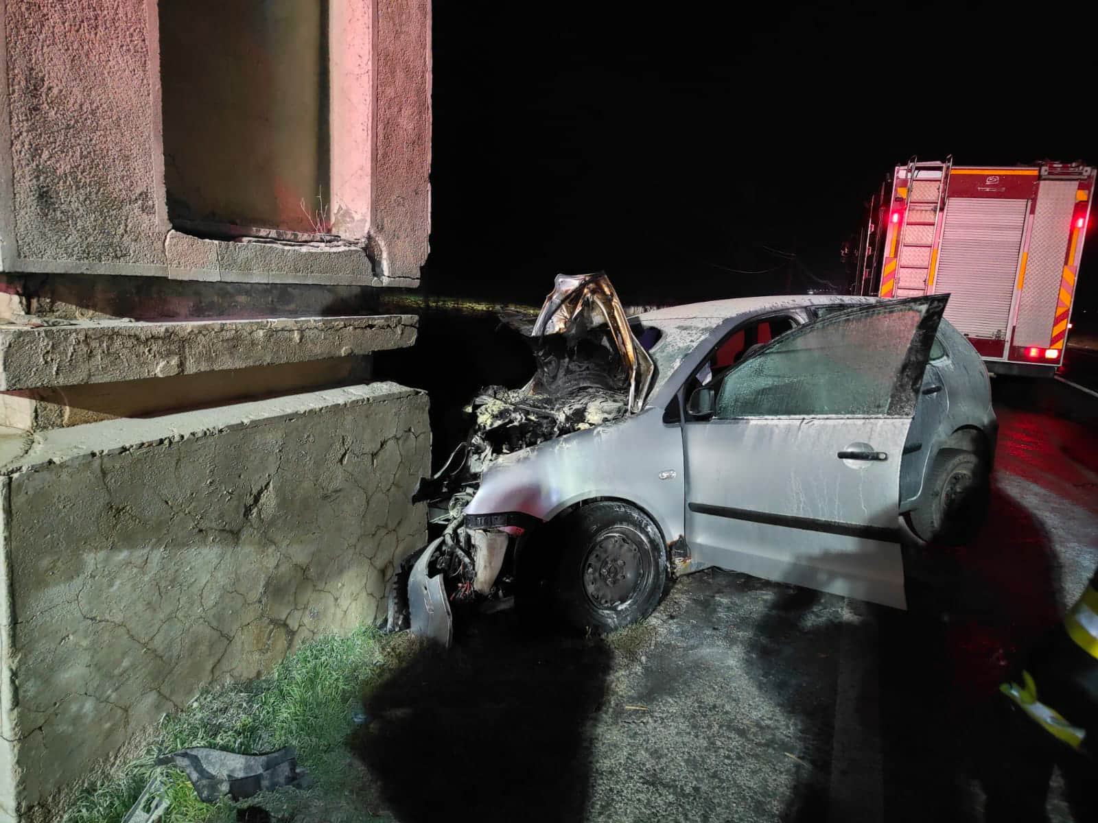 Accident în Slatina. Un tânăr a intrat cu maşina în totemul de la intrarea în oraş