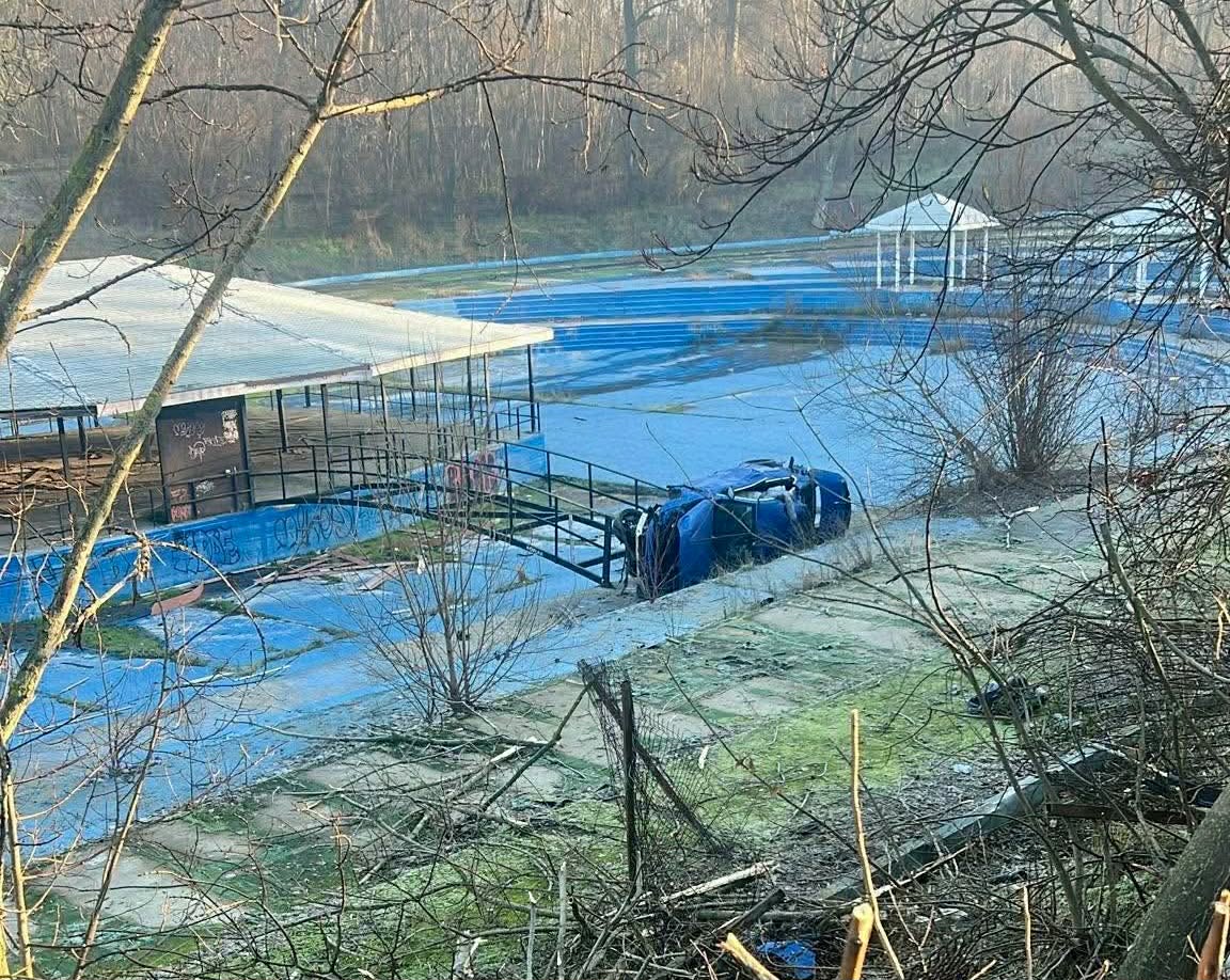 Accident noaptea trecută în Craiova. Doi tineri de 19 ani răniţi, după ce au ajuns cu maşina în ştrandul de pe Calea Bucureşti Accident noaptea trecută în Craiova. Doi tineri de 19 ani răniţi, după ce au ajuns cu maşina în ştrandul de pe Calea Bucureşti