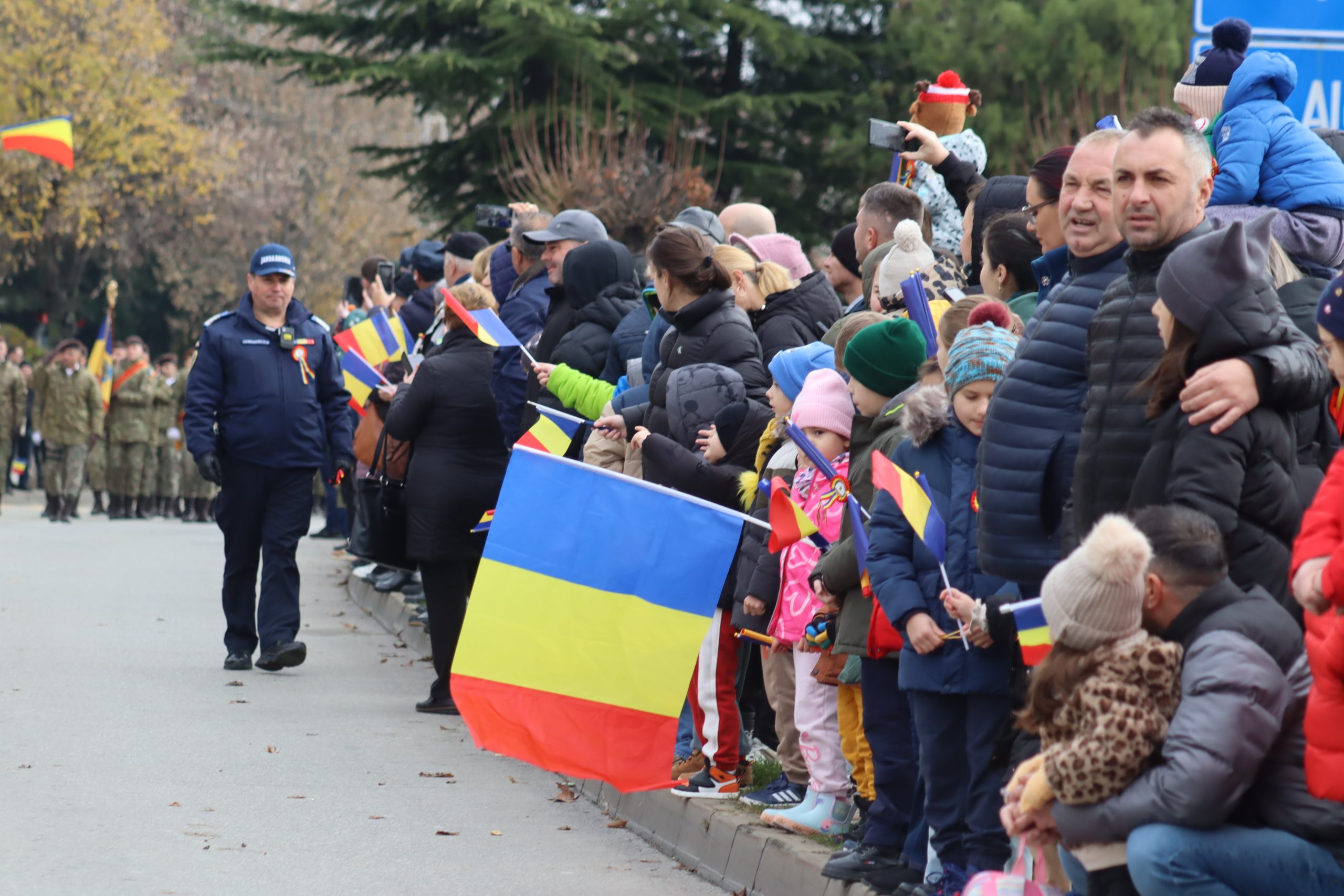 FOTO&Video. Slătinenii, în număr mare la celebrarea Zilei României, dar tehnica militară şi acordurile Lyra Band, atracţiile evenimentului, au lipsit FOTO&Video. Slătinenii, în număr mare la celebrarea Zilei României, dar tehnica militară şi acordurile Lyra Band, atracţiile evenimentului, au lipsit