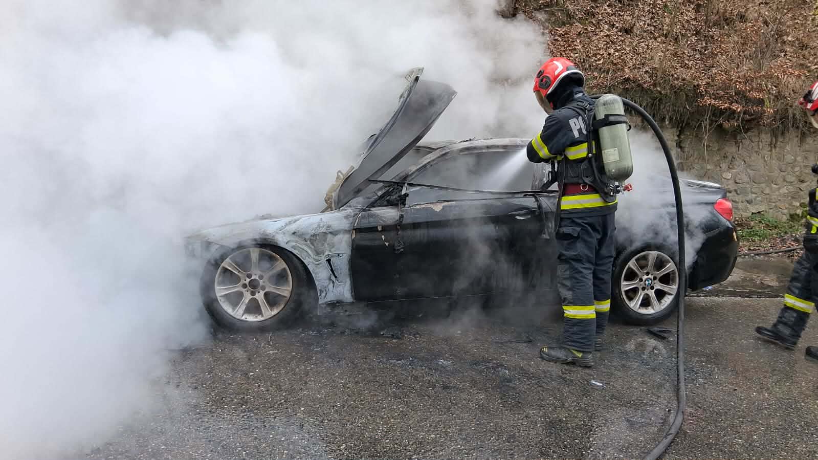 Autoturism distrus de flăcări în Râmnicu Vâlcea Autoturism distrus de flăcări în Râmnicu Vâlcea