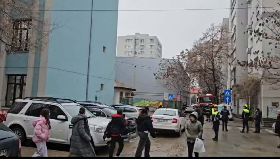 VIDEO. Miros de gaze în zona Liceului „Nicolae Titulescu” din Slatina: peste 200 de persoane, elevi, cadre didactice şi personal auxilar, sunt evacuate VIDEO. Miros de gaze în zona Liceului „Nicolae Titulescu” din Slatina: peste 200 de persoane, elevi, cadre didactice şi personal auxilar, sunt evacuate