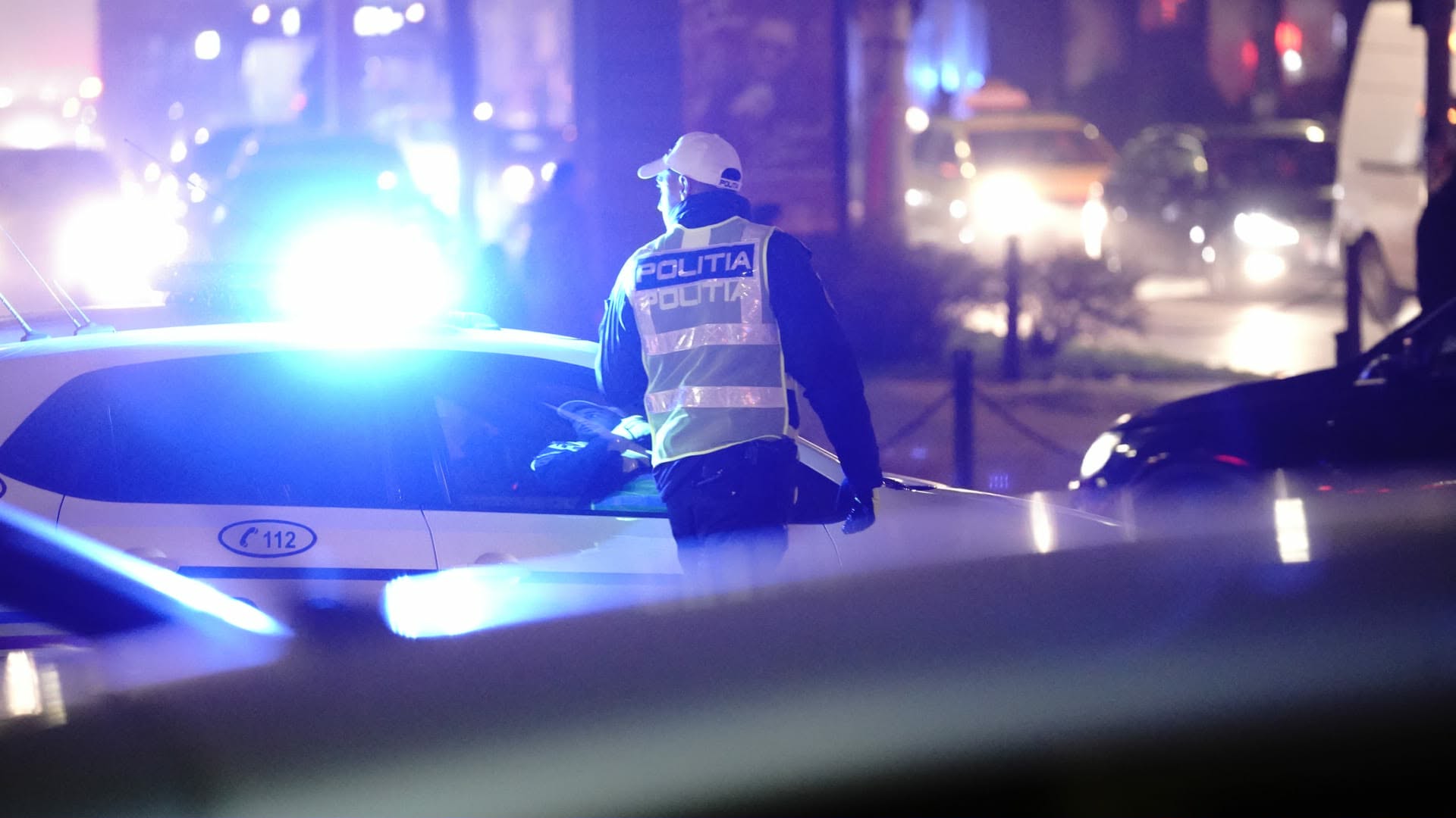 Tânăr de 18 ani, reținut după ce a fost prins conducând fără permis și cu numere false, în Craiova Tânăr de 18 ani, reținut după ce a fost prins conducând fără permis și cu numere false, în Craiova