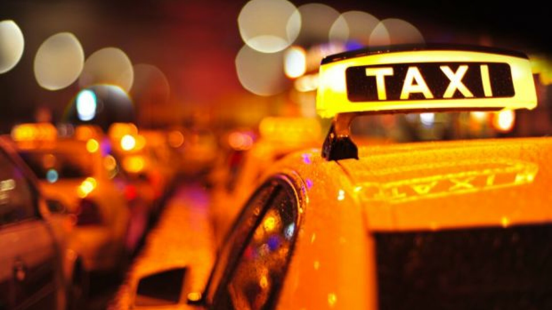 Tânără scoasă cu forța dintr-un taxi. Doi bărbați, tată și fiu, reținuți de polițiști Tânără scoasă cu forța dintr-un taxi. Doi bărbați, tată și fiu, reținuți de polițiști