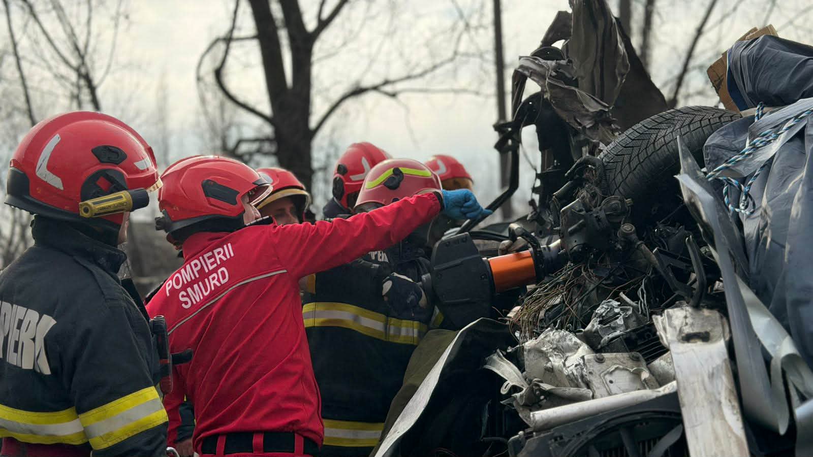 VIDEO. Accident grav pe DN 6, în Mehedinţi. O persoană încarcerată