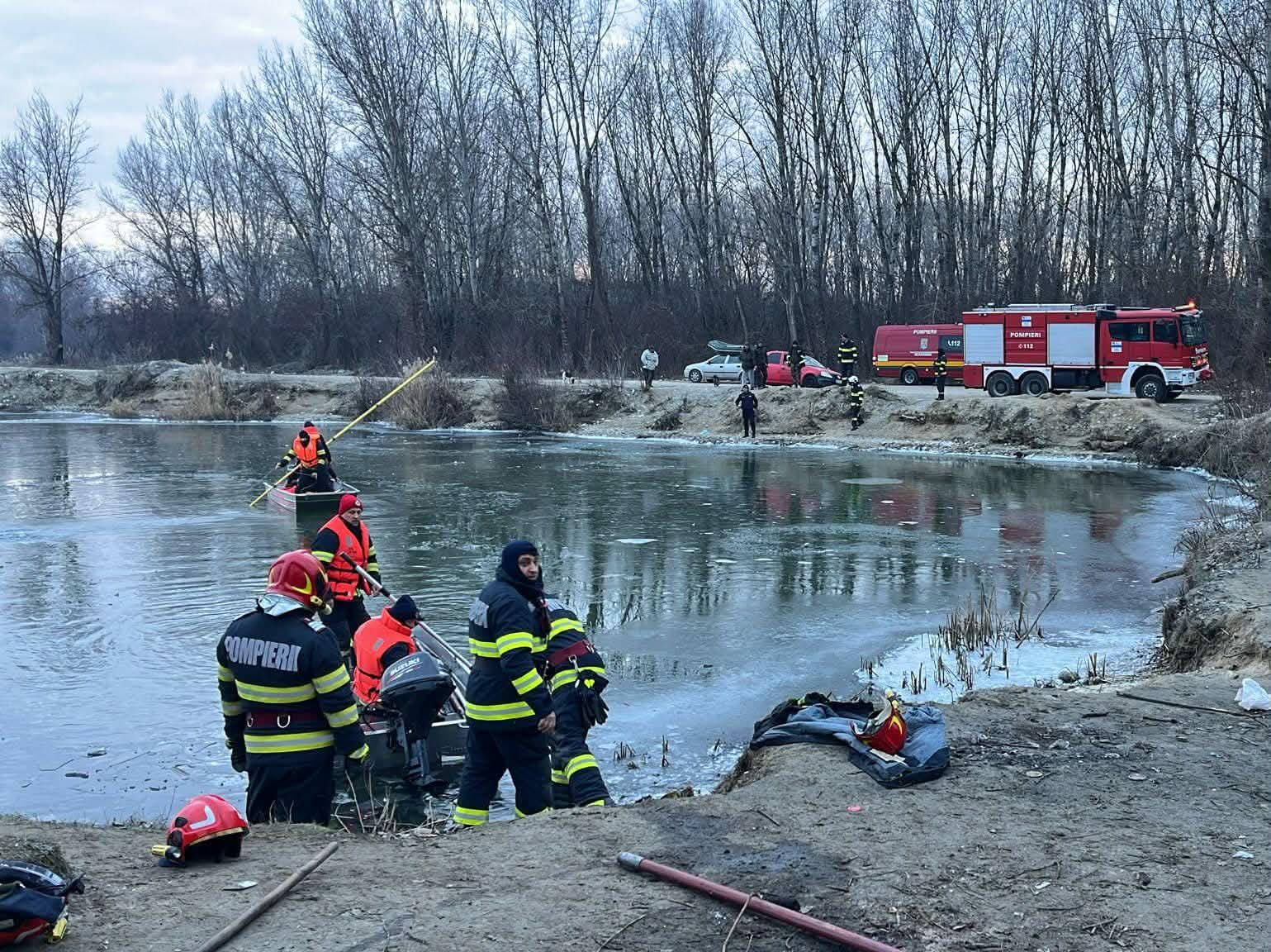 VIDEO. Două persoane căzute în râul Olt, la Dobroteasa. Una dintre ele a fost scoasă la mal inconştientă VIDEO. Două persoane căzute în râul Olt, la Dobroteasa. Una dintre ele a fost scoasă la mal inconştientă