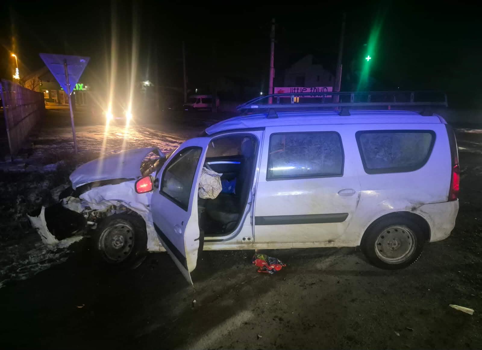 Accident pe DN 6, în Dolj. Trei persoane rănite, după ce un şofer nu a acordat prioritate