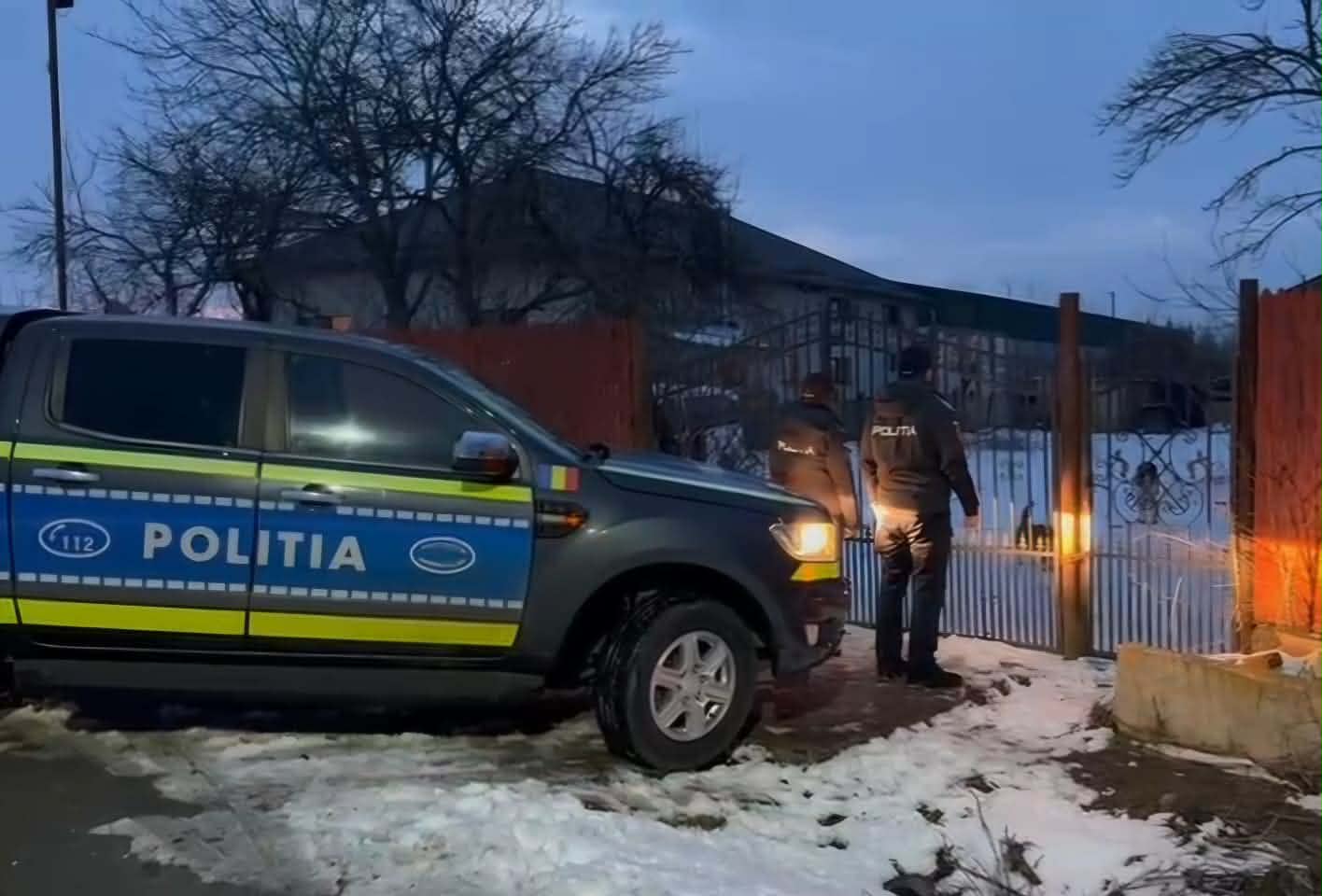Doi câini găsiți morți în curtea unui bărbat din Dolj. Poliția a deschis dosar penal și a aplicat o amendă de 5.000 de lei Doi câini găsiți morți în curtea unui bărbat din Dolj. Poliția a deschis dosar penal și a aplicat o amendă de 5.000 de lei