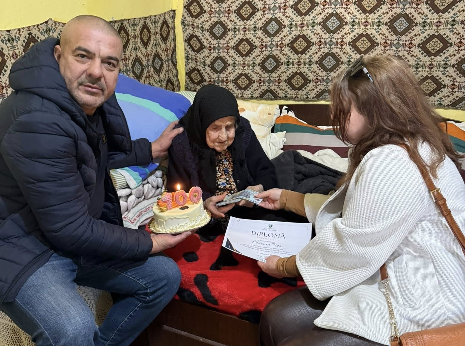 Secol de viață sărbătorit la Voineasa. O localnică a fost celebrată de autorități la împlinirea a 100 de ani Secol de viață sărbătorit la Voineasa. O localnică a fost celebrată de autorități la împlinirea a 100 de ani