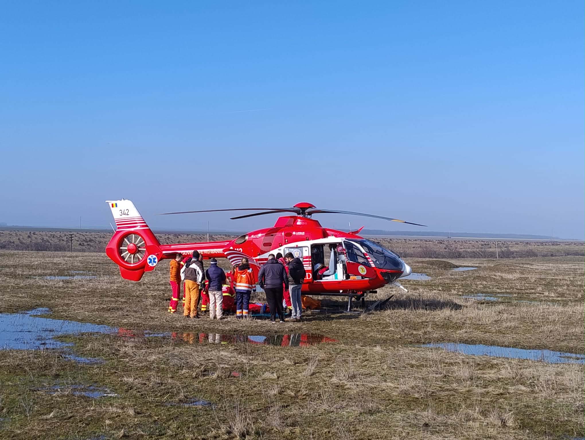 VIDEO. Bărbat rănit grav pe un câmp din Bălteni, salvat cu elicopterul SMURD după un accident cu ATV-ul VIDEO. Bărbat rănit grav pe un câmp din Bălteni, salvat cu elicopterul SMURD după un accident cu ATV-ul