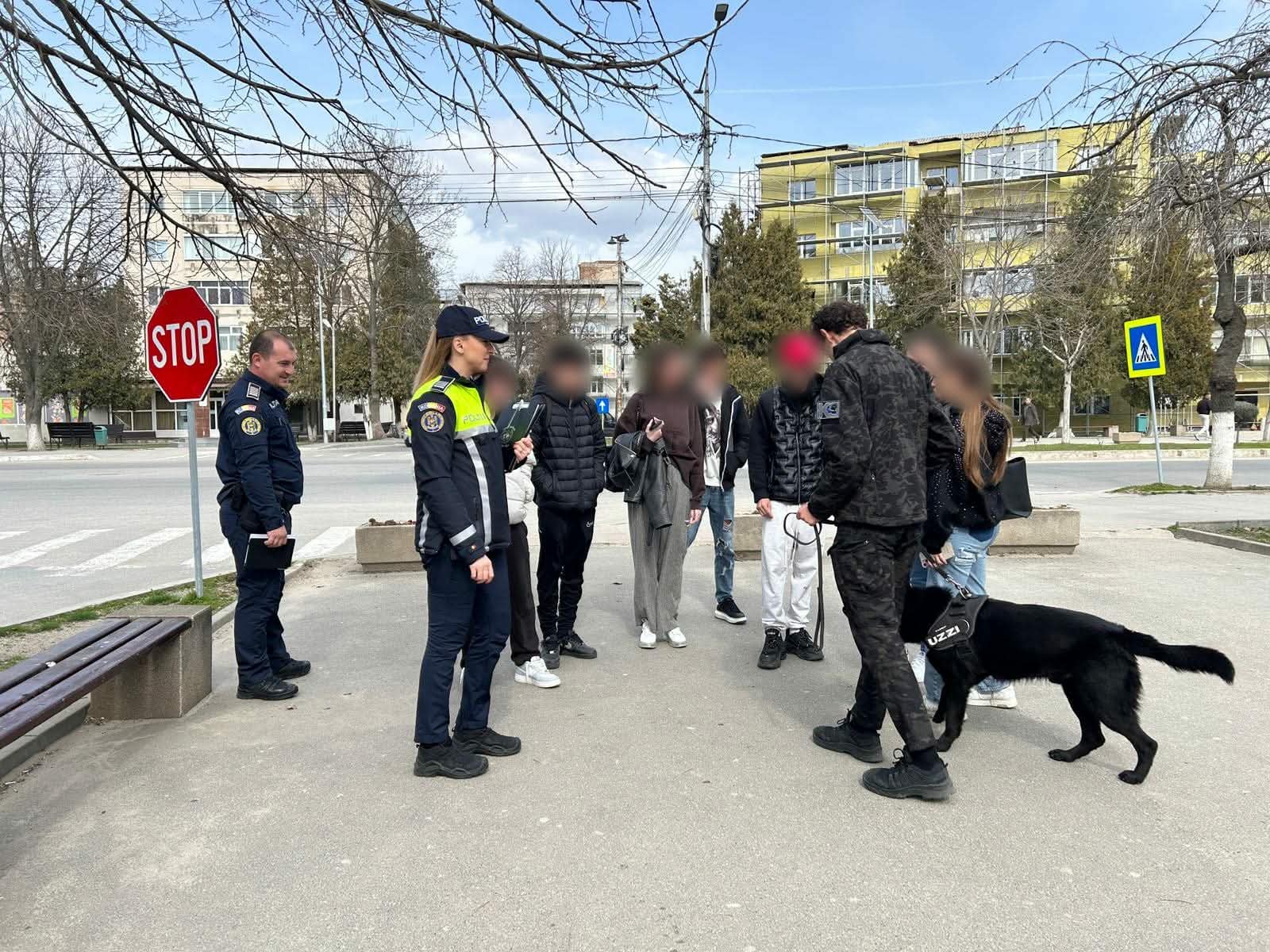 Poliţiştii olteni, acţiuni în Balş şi Drăgăneşti-Olt pentru prevenirea absenteismului şcolar