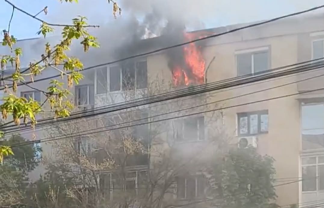 Incendiu violent într-un apartament din Craiova. Pompierii intervin în forță pe Bulevardul Dacia