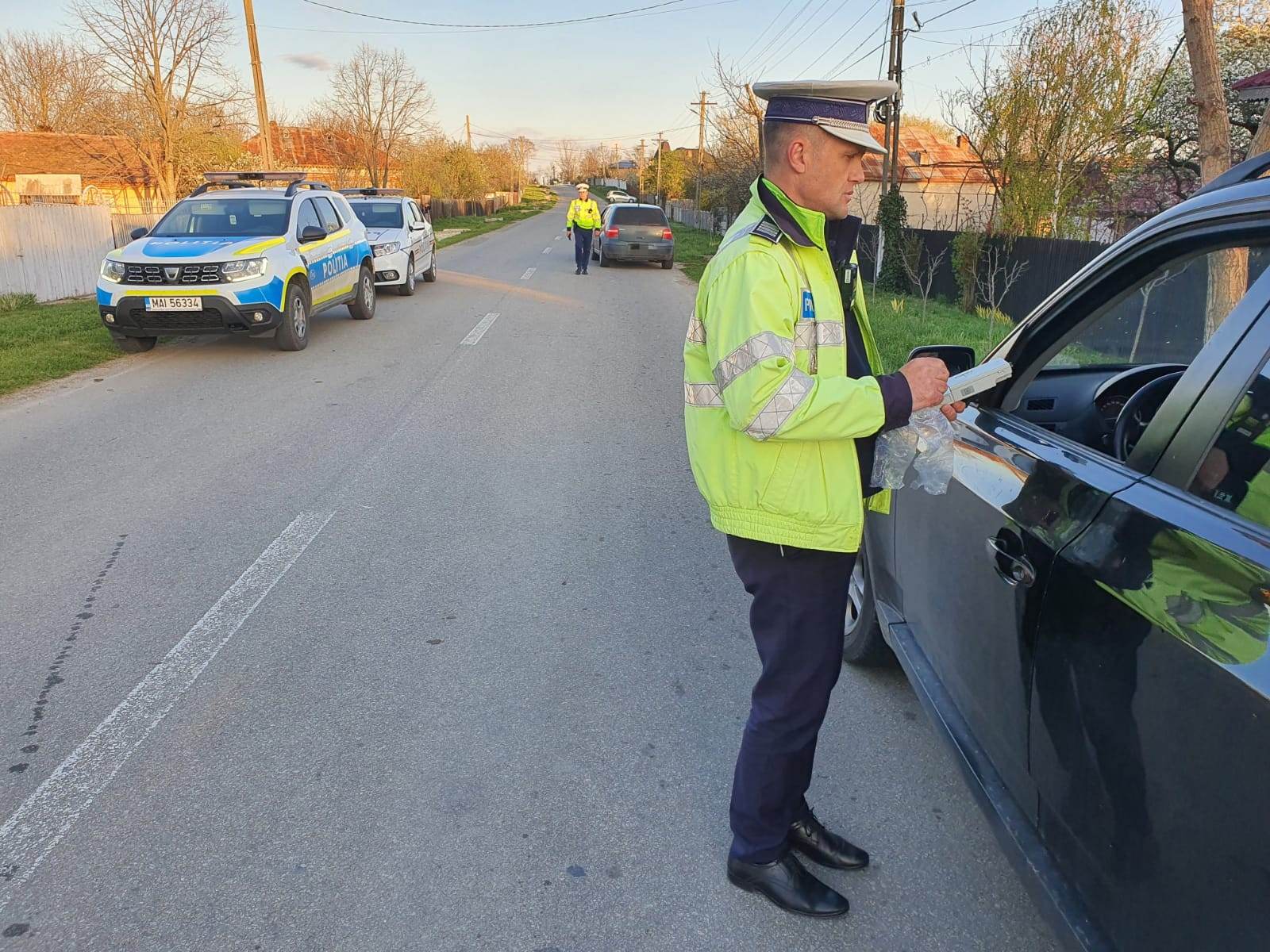 Șofer cu permisul suspendat, prins gonind cu 107 km/h prin Studina