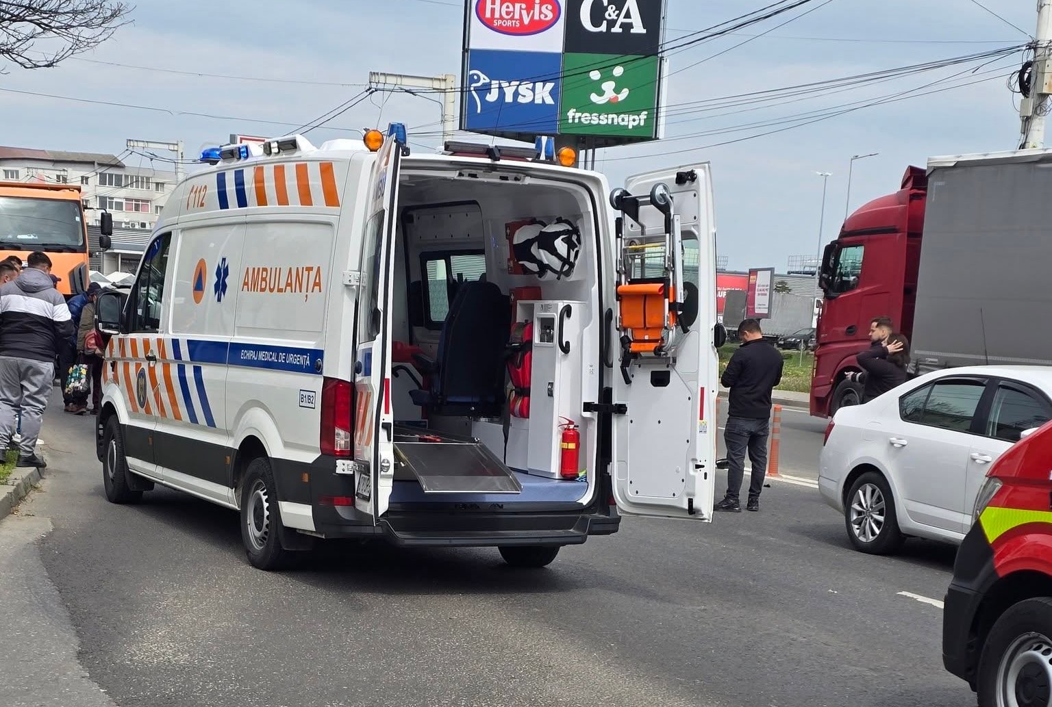 Accident rutier cu patru autoturisme implicate în Slatina. O femeie rănită