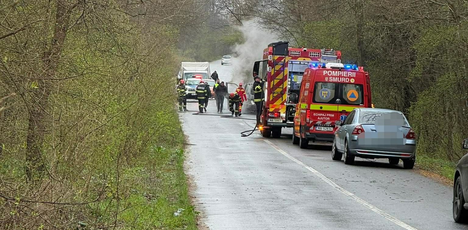 O autoutilitară a luat foc pe Drumul Județean 546A, în Olt O autoutilitară a luat foc pe Drumul Județean 546A, în Olt
