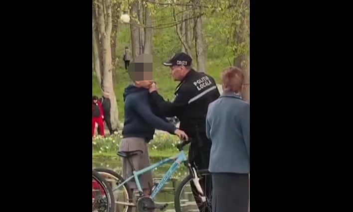 Polițist local din Craiova, cercetat pentru purtare abuzivă după un incident într-un parc Polițist local din Craiova, cercetat pentru purtare abuzivă după un incident într-un parc