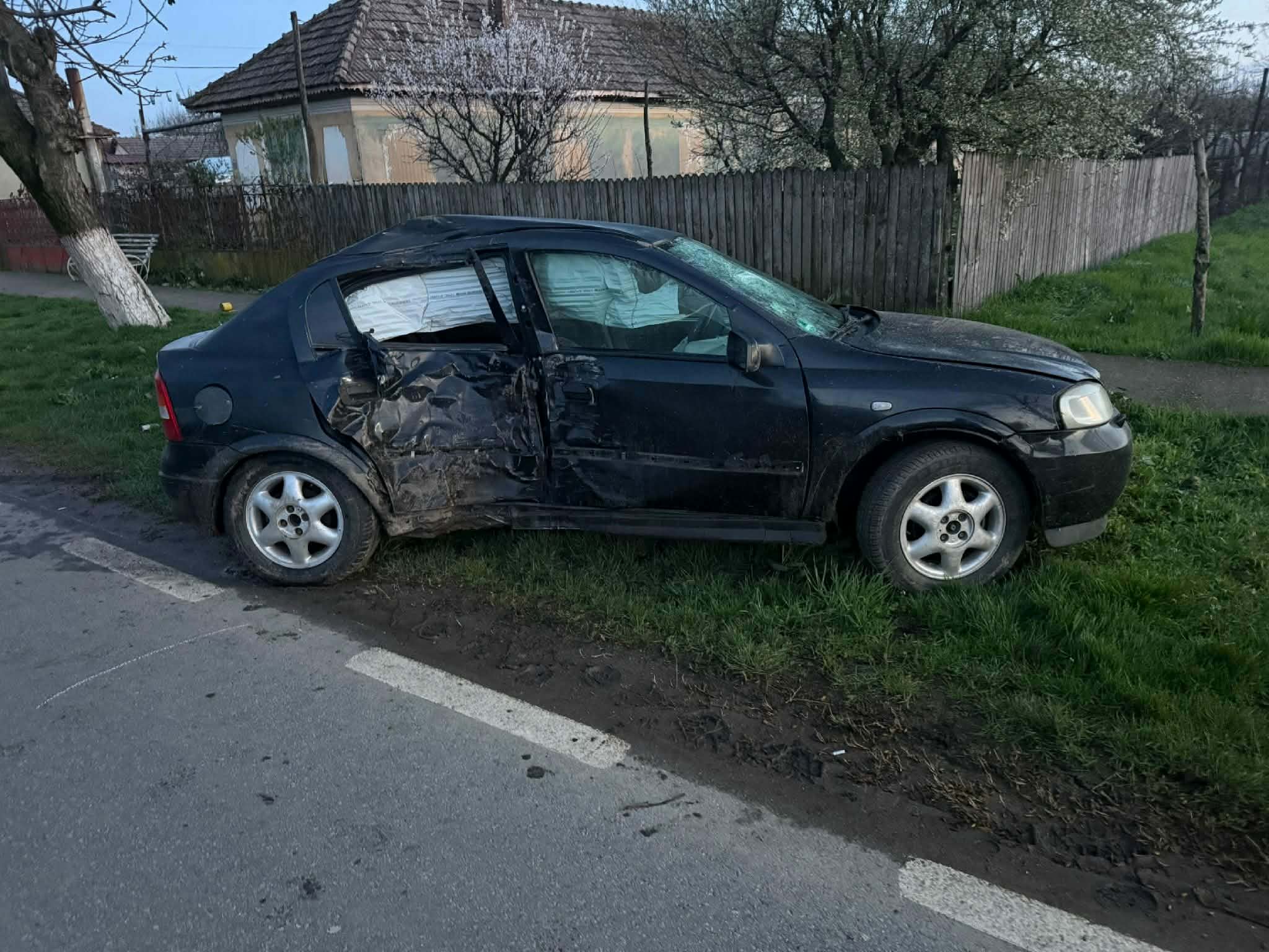 Șofer băut, accident grav pe DN 55 A, în Dolj: a lovit un copac, iar o roată a rănit o femeie aflată pe marginea drumului Șofer băut, accident grav pe DN 55 A, în Dolj: a lovit un copac, iar o roată a rănit o femeie aflată pe marginea drumului