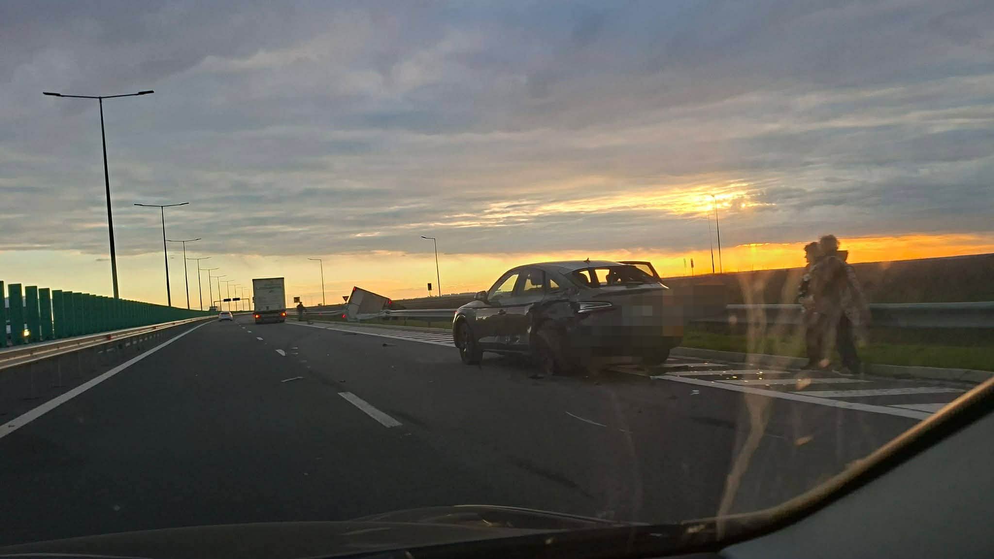 Accident pe DEx 12: Un autoturism oprit pe dreapta a fost acroşat de o autoutilitară Accident pe DEx 12: Un autoturism oprit pe dreapta a fost acroşat de o autoutilitară