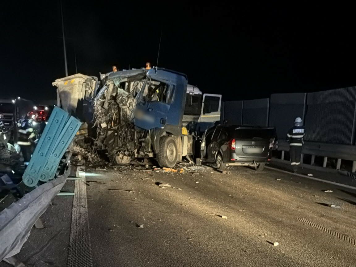 Accident pe DEx12: Două persoane rănite după impactul între un camion, un TIR şi un autoturism