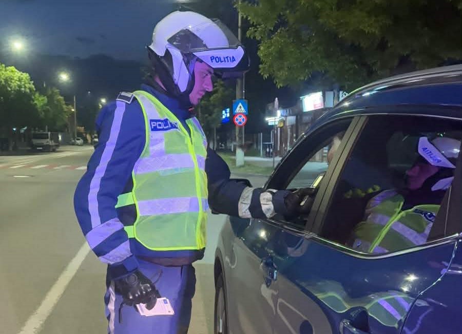 Tânăr prins la volan fără permis pe o stradă din Craiova Tânăr prins la volan fără permis pe o stradă din Craiova