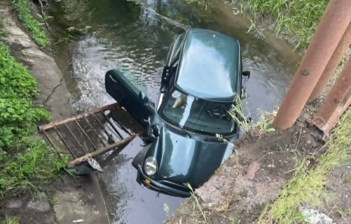 Un tânăr din Piatra-Olt a ajuns cu maşina într-un canal, pe DJ 677