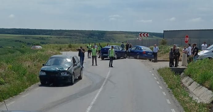 Accident cu trei autoturisme implicate pe DJ 546, la Brebeni. Șapte persoane evaluate medical