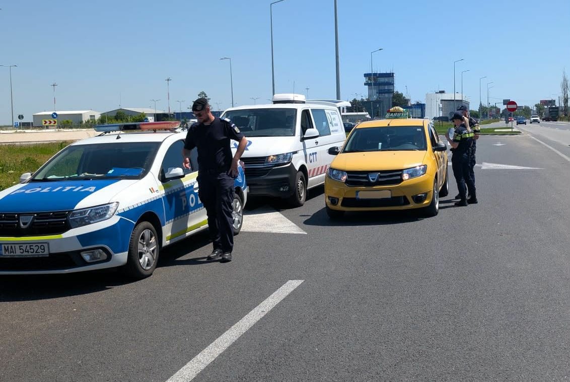 Controale ample în zona Aeroportului Craiova: amenzi de peste 19.000 de lei și certificate retrase de polițiști Controale ample în zona Aeroportului Craiova: amenzi de peste 19.000 de lei și certificate retrase de polițiști
