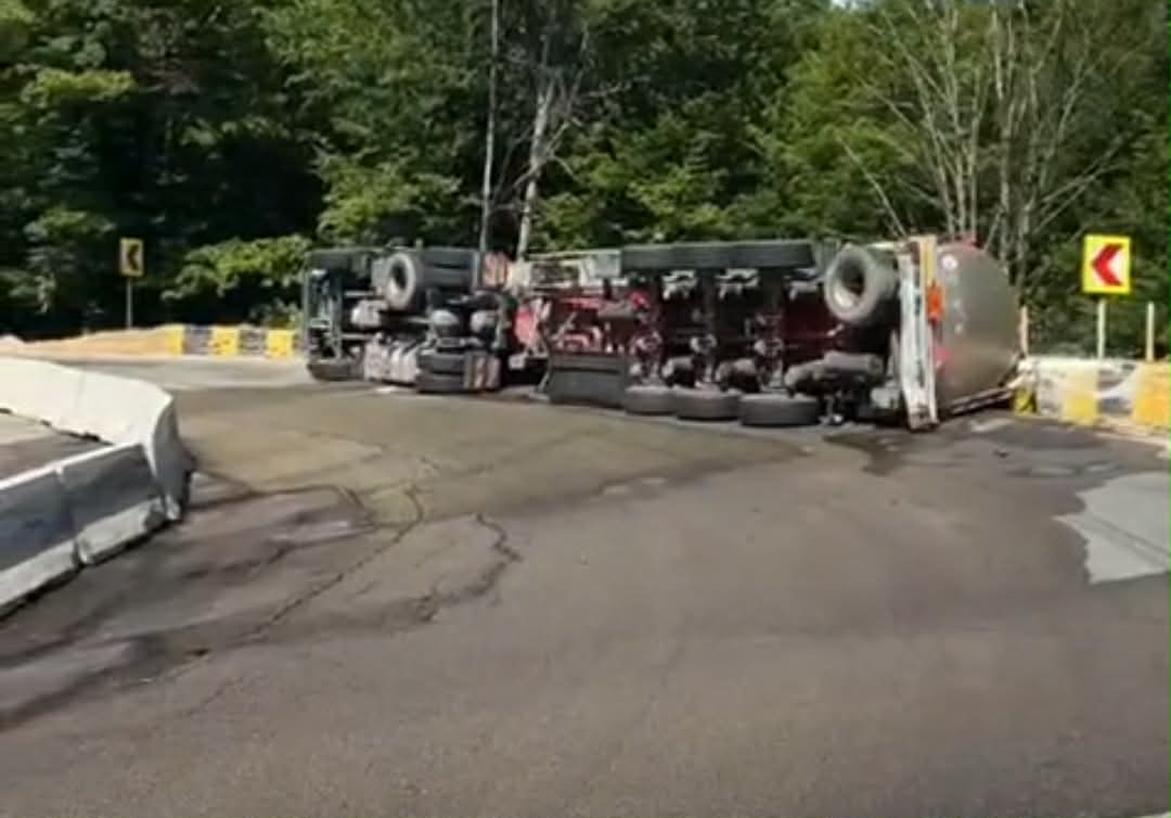 Autocisternă încărcată cu 31 de tone de benzină, răsturnată pe DN7, în Argeș. Traficul este blocat