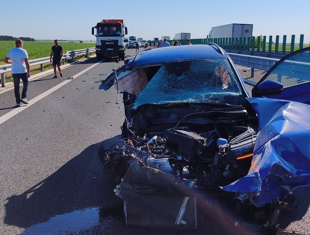 VIDEO. Accident pe DEx12, în zona Negreni. Un autoturism a lovit un utilaj care efectua lucrări de cosire a vegetaţiei VIDEO. Accident pe DEx12, în zona Negreni. Un autoturism a lovit un utilaj care efectua lucrări de cosire a vegetaţiei