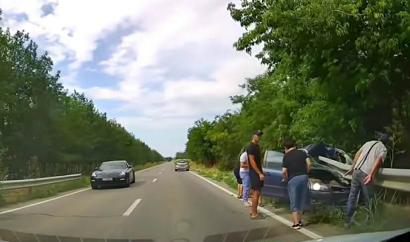 Familie din Craiova, grav rănită după ce mașina a ieșit de pe șosea și s-a izbit de un parapet, în Dolj Familie din Craiova, grav rănită după ce mașina a ieșit de pe șosea și s-a izbit de un parapet, în Dolj