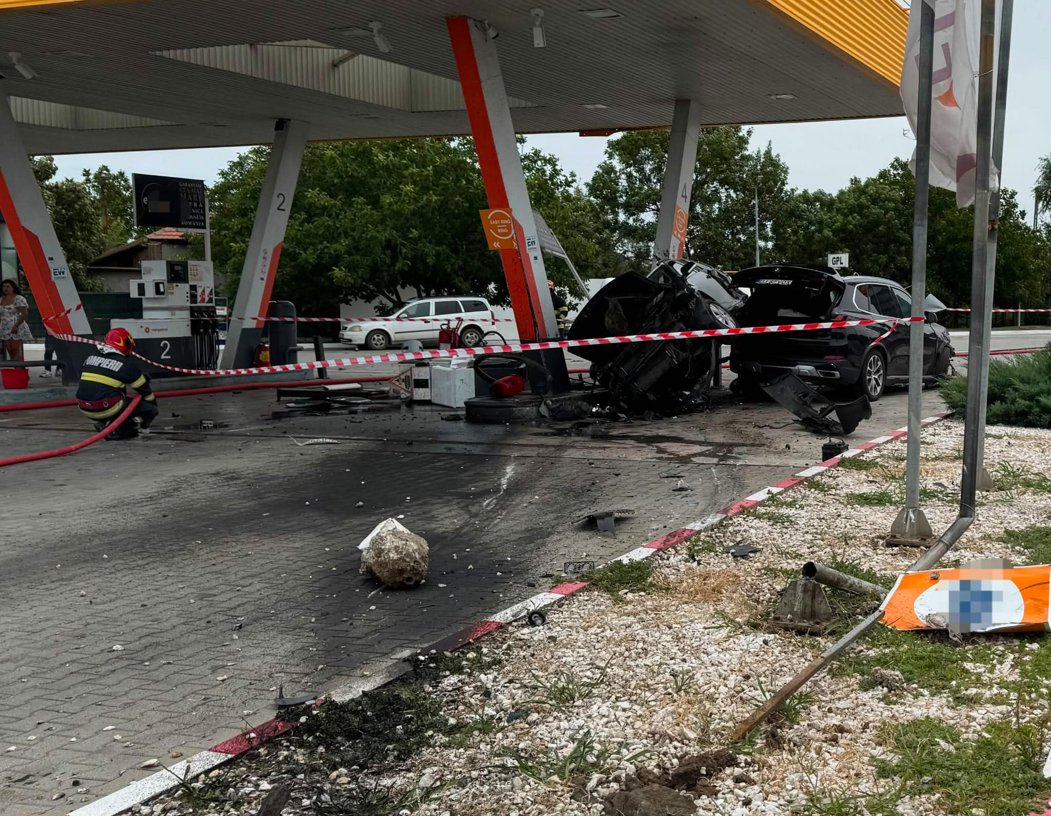 VIDEO. Ravagii într-o stație PECO din Dolj, după o manevră de depășire și un viraj fără asigurare VIDEO. Ravagii într-o stație PECO din Dolj, după o manevră de depășire și un viraj fără asigurare