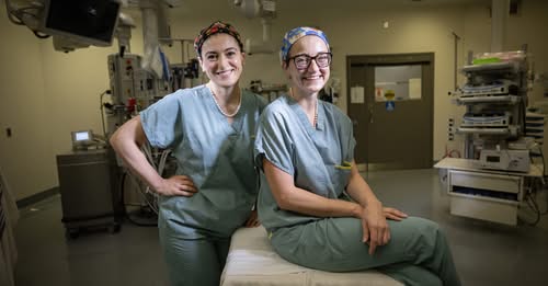 Două surori, din judeţul Olt, au ajuns chirurgi oncologi la unul dintre cele mai prestigioase spitale din Canada