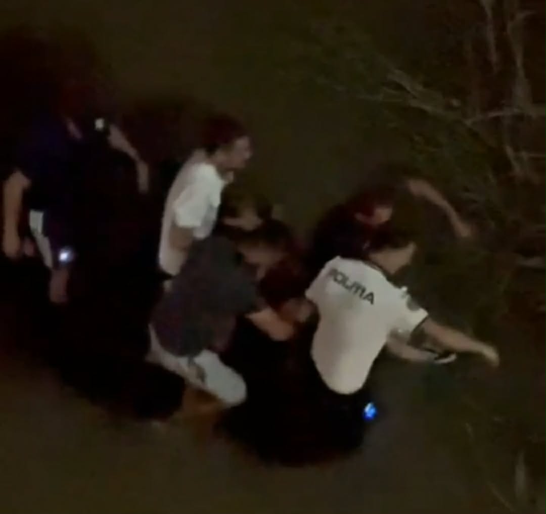 Un polițist și mai mulți trecători au salvat o adolescentă de 15 ani care s-a aruncat în râul Olănești