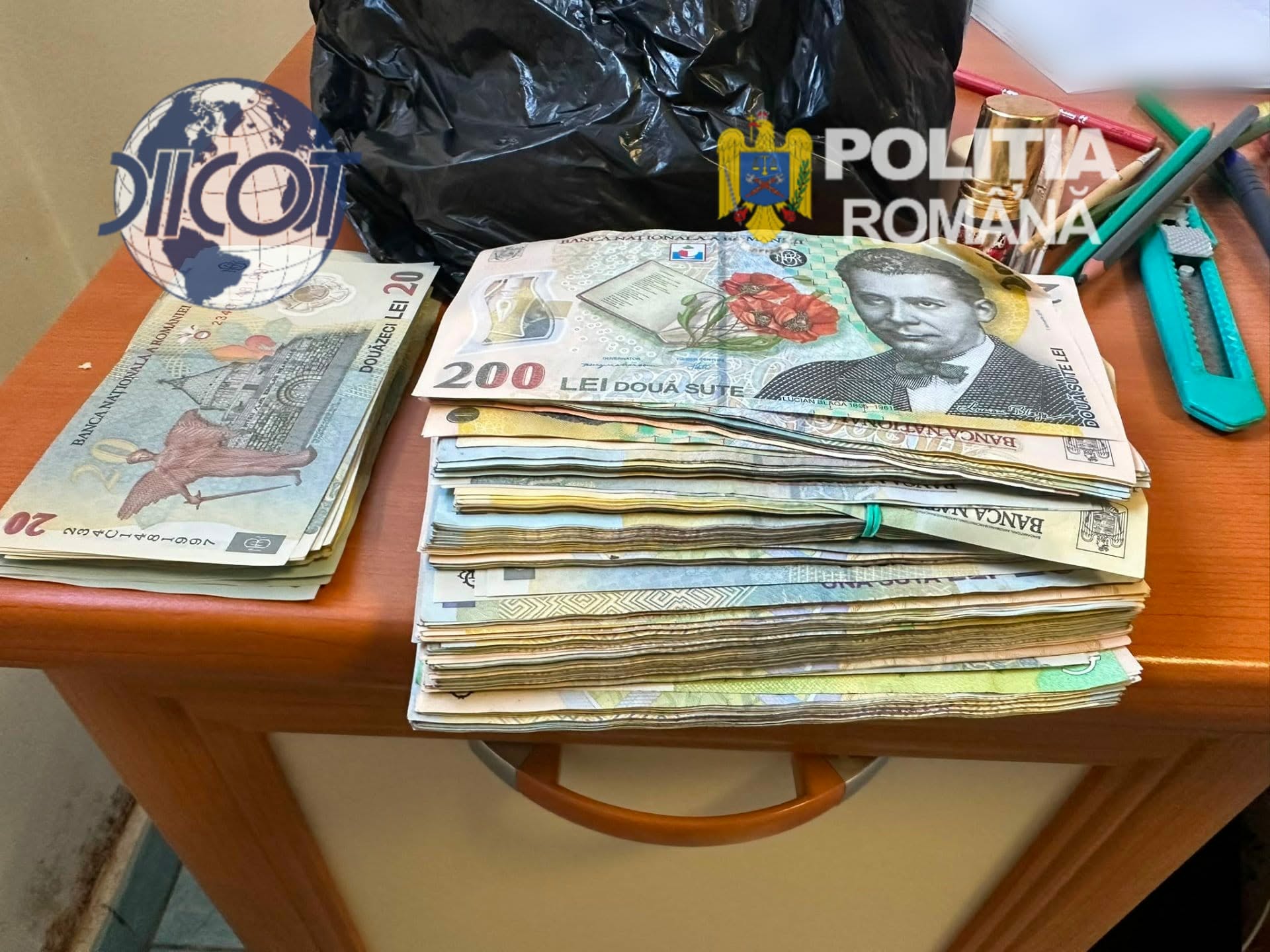 Patru persoane, arestate preventiv într-un dosar de trafic de cocaină. Droguri vândute inclusiv în Dolj Patru persoane, arestate preventiv într-un dosar de trafic de cocaină. Droguri vândute inclusiv în Dolj