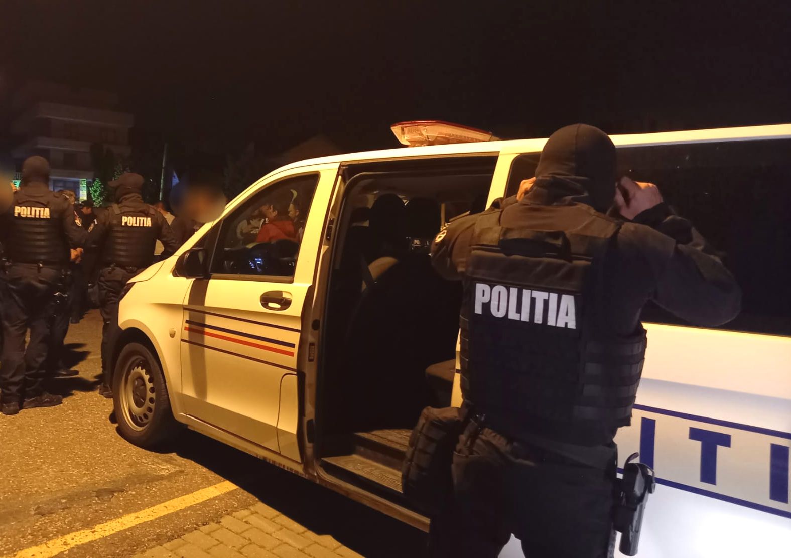 Scandal pentru o tânără, în Brâncoveni: un tânăr lovit cu un obiect contondent, altul împușcat cu un pistol airsoft