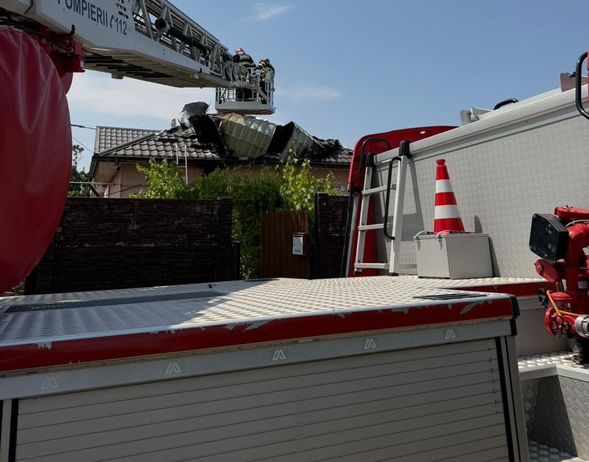 Incendiu la mansarda unei locuințe din Potcoava. Pompierii au împiedicat extinderea flăcărilor la întreaga casă