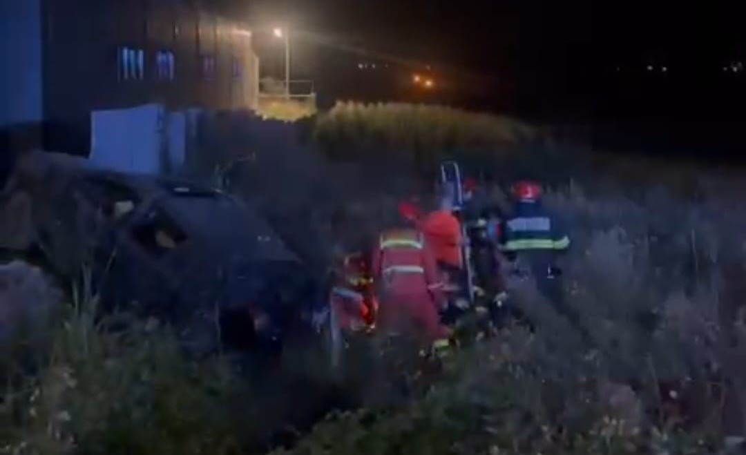 Mașină răsturnată pe DN 73, în Argeș: un șofer de 19 ani și trei pasageri, printre care doi minori, au ajuns la spital
