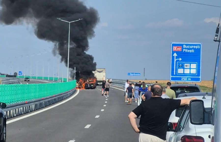 Accident rutier, urmat de incendiu, produs pe DEx12 , sensul spre Bucureşti