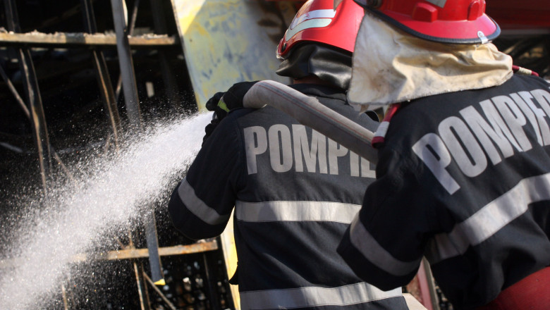 Anchetă după un incendiu izbucnit într-un garaj din Caracal, în urma căruia un bărbat de 57 de ani și-a pierdut viața