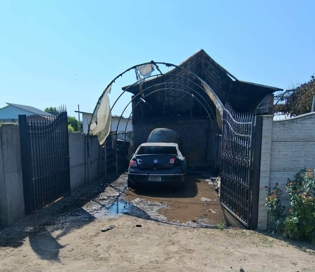 Incendiu puternic într-o gospodărie din Giuvărăști. O anexă, un autoturism și un utilaj agricol au ars Incendiu puternic într-o gospodărie din Giuvărăști. O anexă, un autoturism și un utilaj agricol au ars