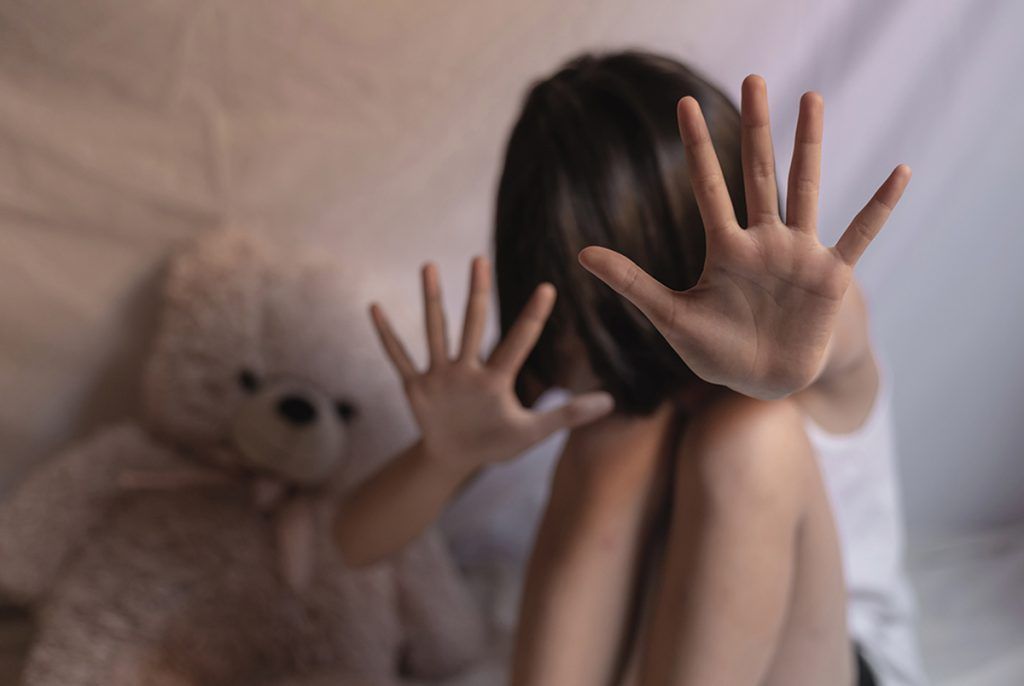 Un bărbat de 29 de ani, din Dolj, a violat şi filmat o copilă de 13 ani cu scopul realizării de materiale pornografice